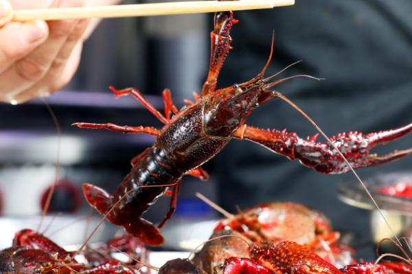 小龙虾是海鲜吗，在湖泊、河沟等水域中生活并非海鲜