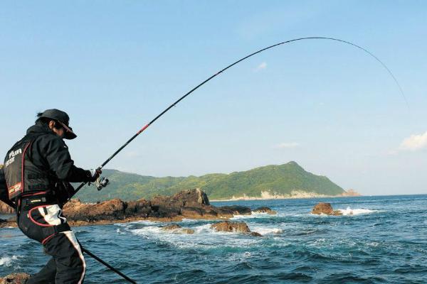 大风浪天气能不能钓鲢鳙，可以作钓但要使用适合的铅坠与鱼漂