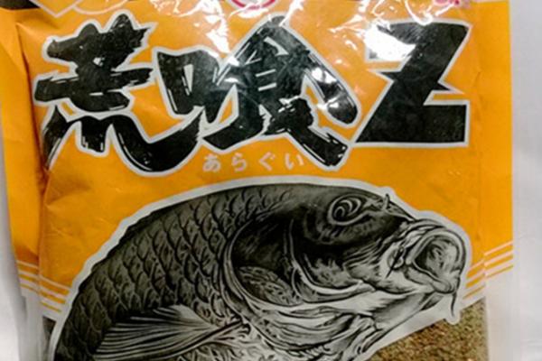 夏季钓鲤鱼的商品饵料，常见的有九一八、螺鲤、荒食等